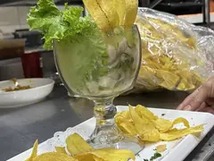 Ceviche con plátano tostado servido en copa