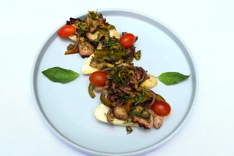 Salteado de mariscos con tomates cherry y albahaca