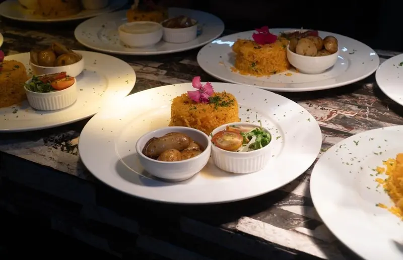 Arroz con camarón con guarniciones en tazones pequeños