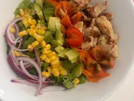 Ensalada de pollo con maíz dulce, tomate cherry, cebolla morada y aguacate
