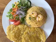Arroz con camarones con patacones y ensalada verde
