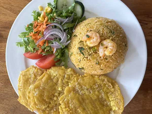 Arroz con camarones con patacones y ensalada verde (Al Punto)