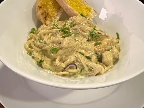 Spaghetti en salsa blanca con pan de ajo (Al Punto)