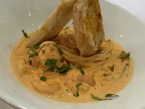 Spaghetti con camarones en salsa aurora y pan tostado (Al Punto)