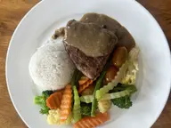Lomito a la pimienta con arroz blanco y vegetales