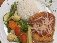 Pollo parmesano empanizado con salsa roja y queso, arroz y vegetales