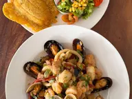 Mariscada con camarones y mejillones, y pescado con patacones