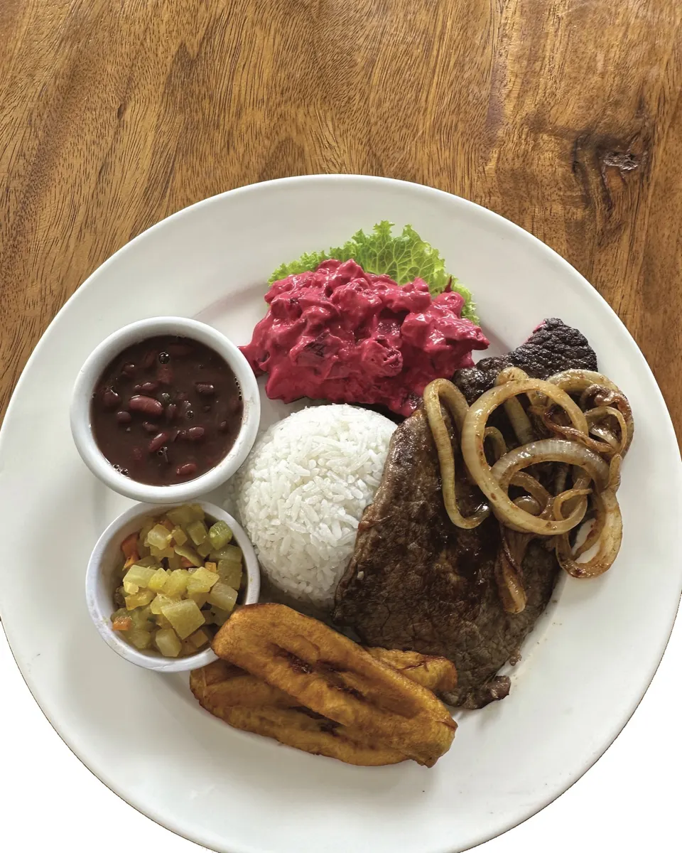 Casado con bistec encebollado, arroz, frijoles, picadillo, ensalada de remolacha y plátano maduro