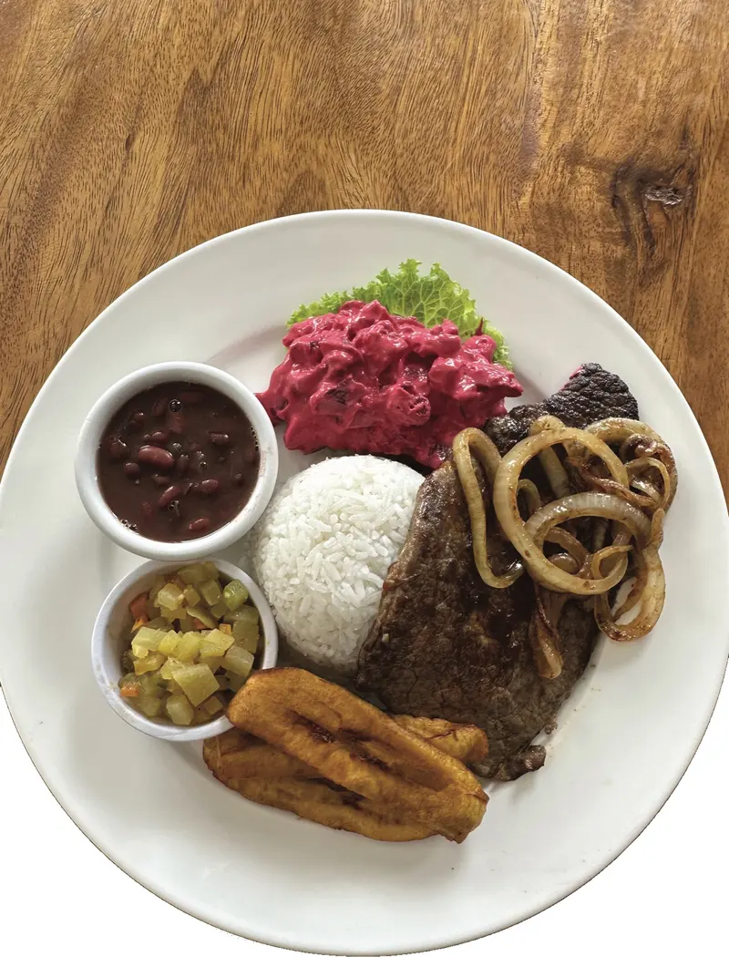 Casado con bistec encebollado, arroz, frijoles, picadillo, ensalada de remolacha y plátano maduro