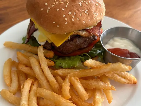Hamburguesa Al Punto con queso, huevo y tocineta, con papas fritas